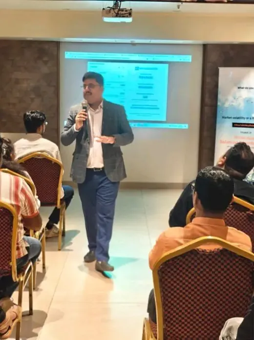 सेमिनार में पढ़ाते हुए मनोज कवडे
